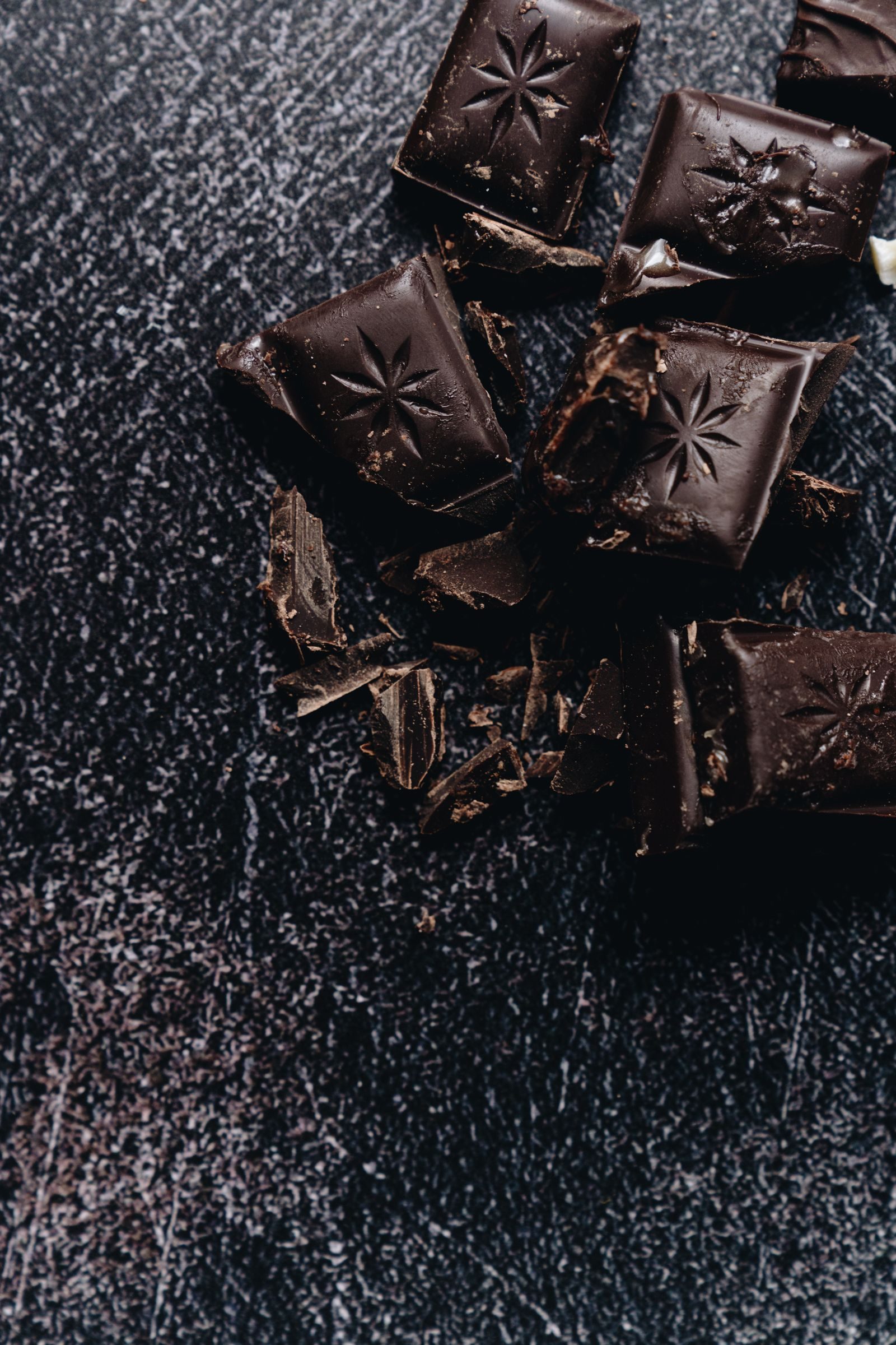 Carrés de chocolat noir à haute teneur en cacao, source de magnésium