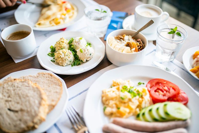 Une table de petit-déjeuner garnie de pain et de fruits frais