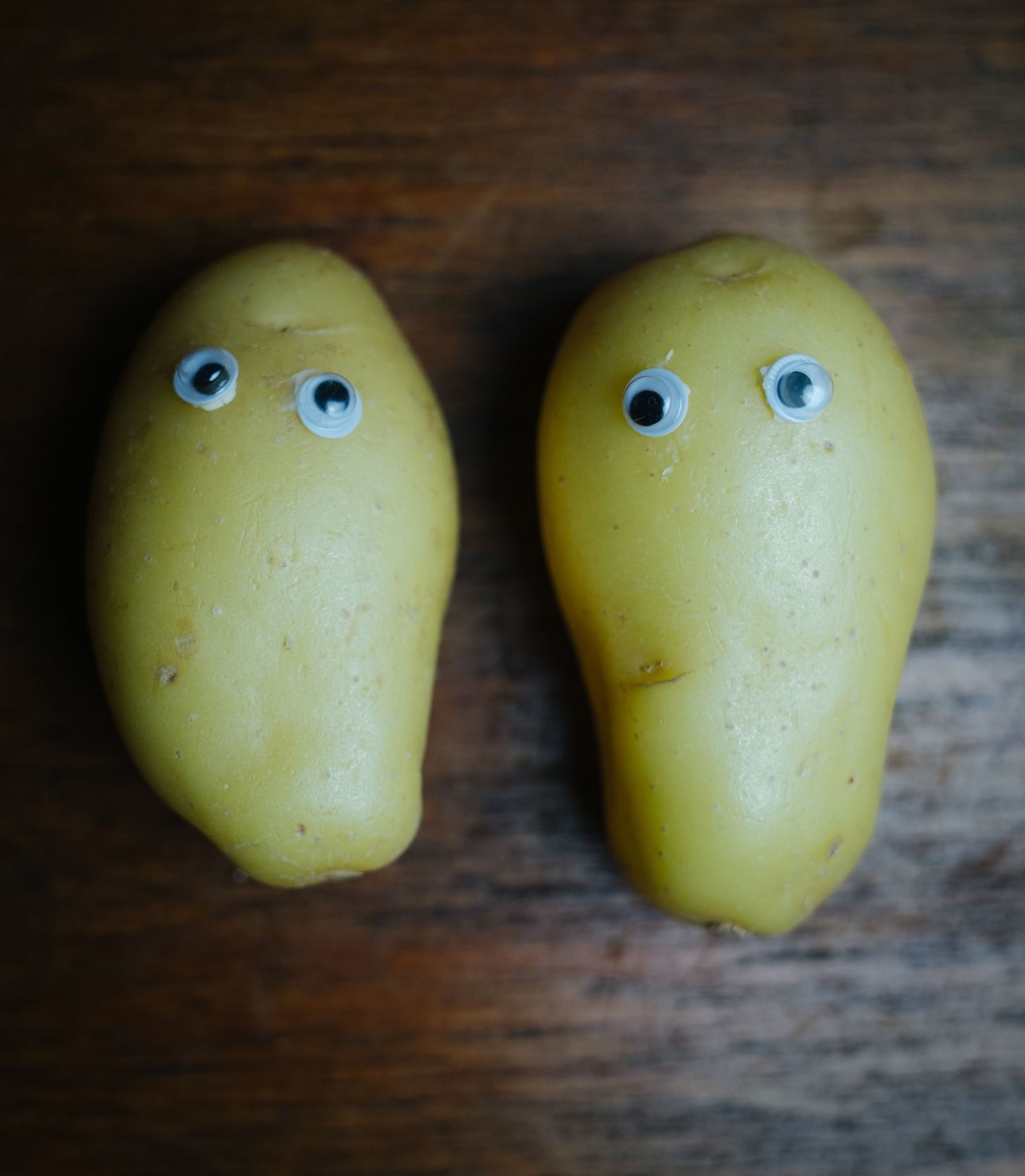 Pommes de terre crues sur un plan de travail