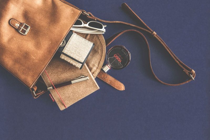 Le contenu d’un sac en cuir disposé à plat