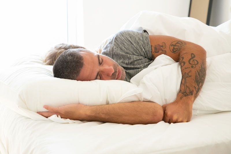 Un couple dort paisiblement dans une chambre calme
