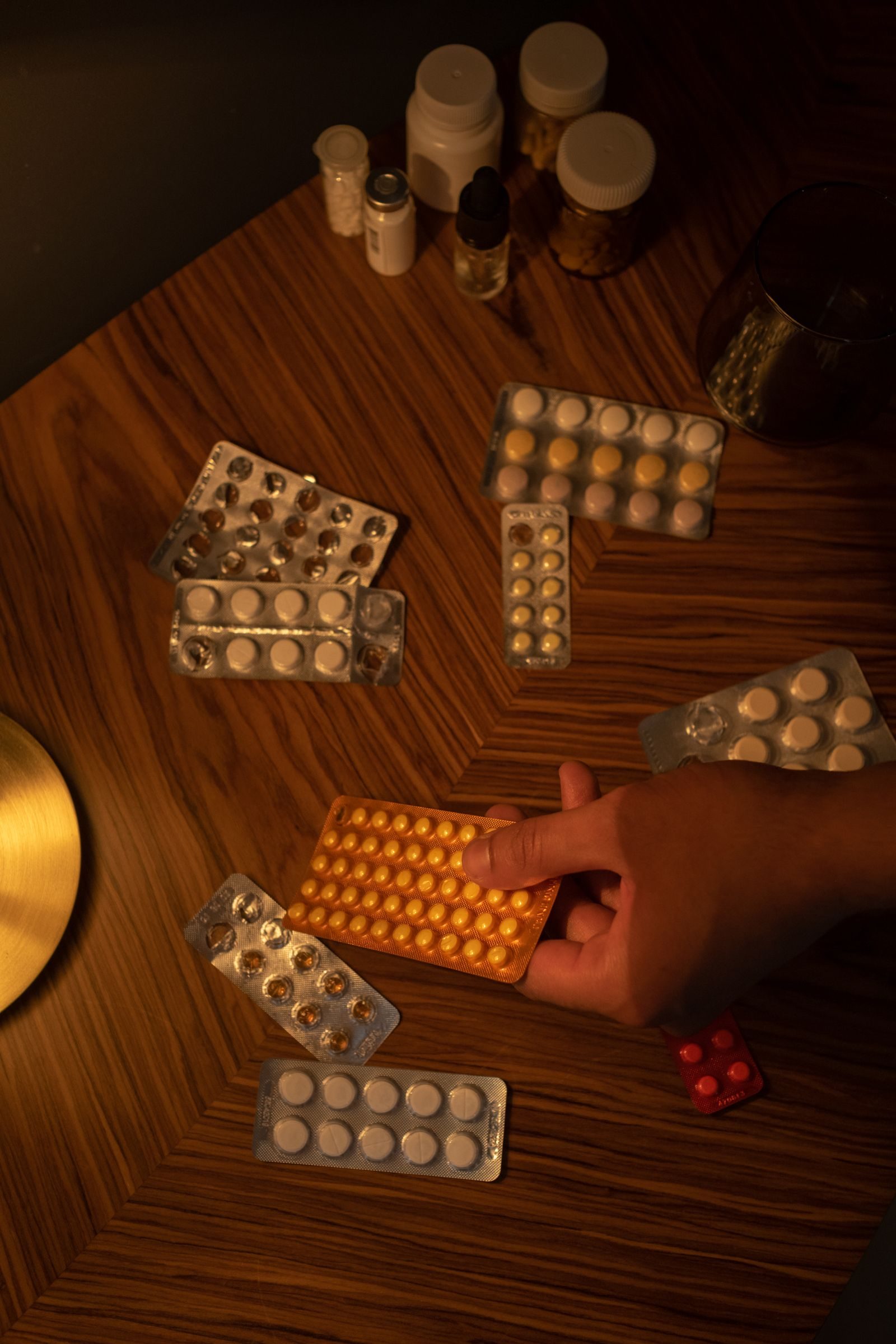 Des boîtes et des plaquettes de médicaments posées sur une table